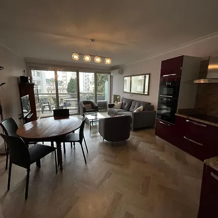Apartment Renting Spacious 2 Bedroom With Sea View Les Pins ! Juan-les-Pins